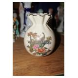 Vase w/flowers & ruffled top