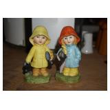 2 Figurines Little Boy & Girl Raincoats