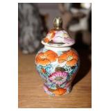 Miniature Ginger Jar w/flowers has lid