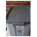 Rubbermaid Rough Neck Tote with Lid