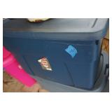 Rubbermaid Rough Neck Blue Tote with Lid