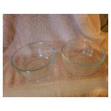 2 Pyrex Bowls w/1lid