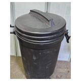 Rubbermaid Bruser Trash Can with Wheels