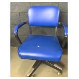 SWIVEL CHAIR ON CASTERS