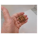 Beautiful Vintage Brooch Pin Signed Lisner