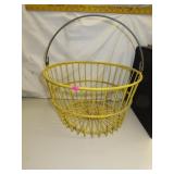 Vintage Egg Basket = 14" x 8&3/4"