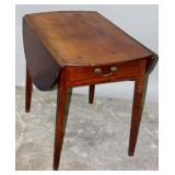 AN 18TH C. AMERICAN HEPPLEWHITE MAHOGANY PEMBROKE