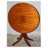 A GEORGIAN MAHOGANY CIRCULAR TILT-TOP TABLE