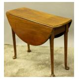 AN 18TH CENTURY ENGLISH GEORGE III DROPLEAF TABLE