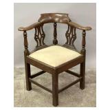 AN 18TH CENTURY ENGLISH WALNUT CORNER CHAIR