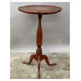 AN 18TH CENTURY NEW HAMPSHIRE TRIPOD BASE CANDLEST