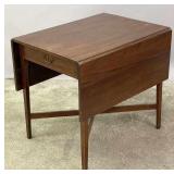 AN 18TH CENTURY NEW ENGLAND PEMBROKE TABLE