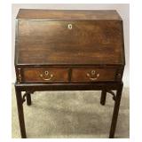AN EARLY 19TH CENTURY ENGLISH SLANT-FRONT DESK