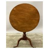 AN EARLY 19TH CENTURY WALNUT TILT-TOP TABLE