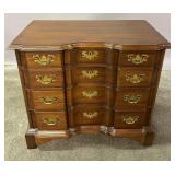 A HIGH QUALITY 20C. HICKORY CHAIR MAHOGANY CHEST