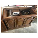 Vintage Magnavox Stereo - Turn Table & 8 Track