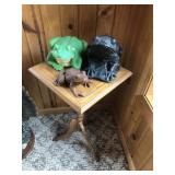 End Table & 3 Frog Statues