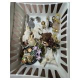 Assorted Costume Jewelry; Mixed pieces.