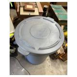Rubbermaid 32-Gallon Garbage Can; With lid.