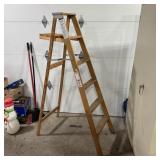 Davidson 6-foot wood step ladder, Model DIXIE-16,