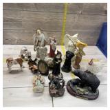 Lot of decorative figurines. Ceramic and plastic a
