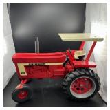 1/8 Scale International Farmall 1466 Tractor