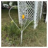 Outdoor Metal Heart-shaped Trellis / Plant Hanger