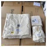 Three-piece bathroom towel set. See photos.