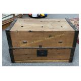 Wooden storage box, 15' x 24' Boîte de rangement