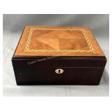 Cigar humidor with diamond-pattern inlaid lid