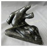 Inuit soapstone carving, Sculpture inuite en