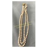 Double strand of pink pearls, Double rangée de