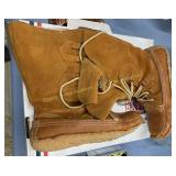 Pair of moccasins, Paire de mocassins, Sz-Gr 9