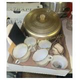 Box w/Cake Cover & Cups (BS)
