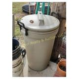 Trash Can w/Lid