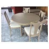 Table w/2 Leaves & (4) Chairs - Nice