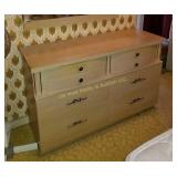 Dresser (B)