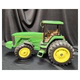 John Deere 8400 Tractor 1:16