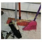 Brooms (DTG)
