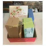Box of Avon Collectibles (FR)
