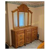 Dresser w/Mirror - Very Nice!