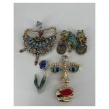 Brooches / 4 pc