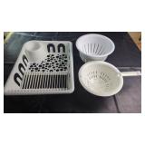 Dish Drying Rack & ColandersIncludes a white