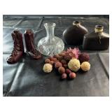 Assorted decorative home dï¿½cor lot featuring a