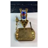 Assorted vintage brass dï¿½cor and serving pieces