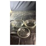 Pair of Pyrex glass baking dishes with side