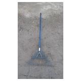 Metal Leaf Rake with Long HandleClassic metal