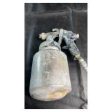 Pneumatic paint spray gun with attached reservoir