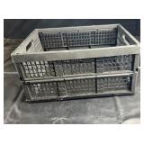 Collapsible plastic storage crate with ventilated