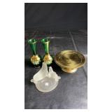 Mixed dï¿½cor lot including two green glass bud